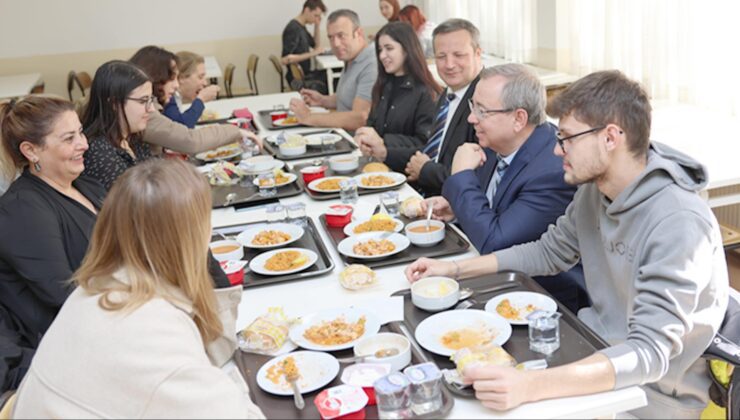 Rektör Tabakoğlu, öğrencilerle yemek yedi