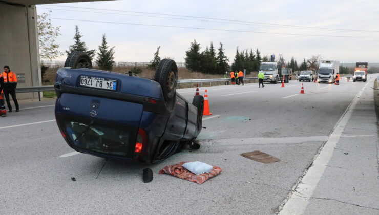 Otomobil bariyerlere çarpıp devrildi