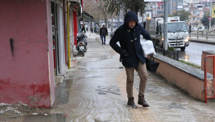 Su borusu patladı, caddeler göle döndü
