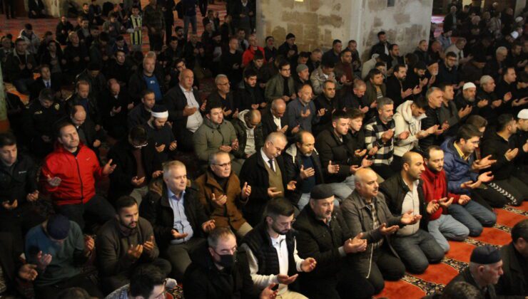 Camilerde Filistinliler için dua edildi