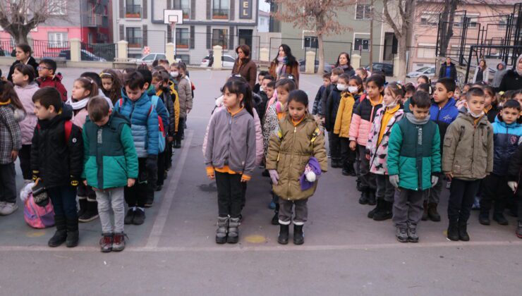 Okullarda şehitler için saygı duruşu