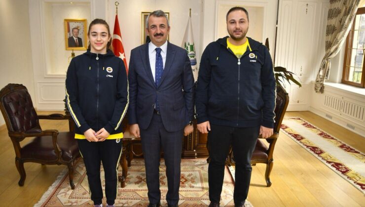 Yüzme şampiyonundan ziyaret