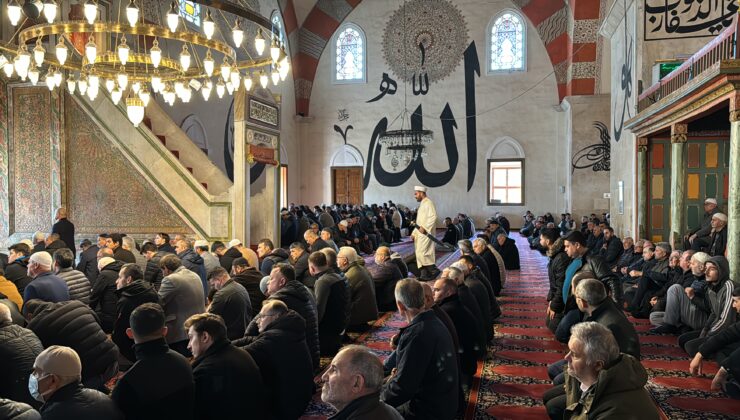 İmamlar 6 asırdır hutbelere kılıçla çıkıyor