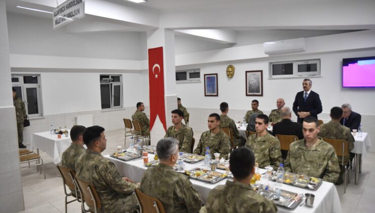 Mehmetçikle iftar yaptı