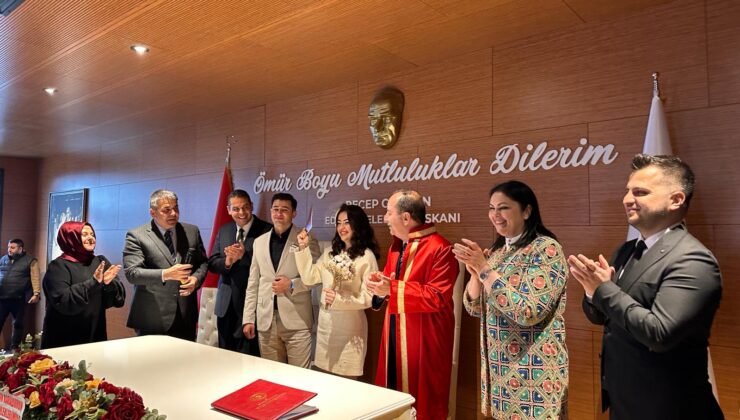 Evlilik cüzdanını ‘kaybolmasın’ diye geline verdi