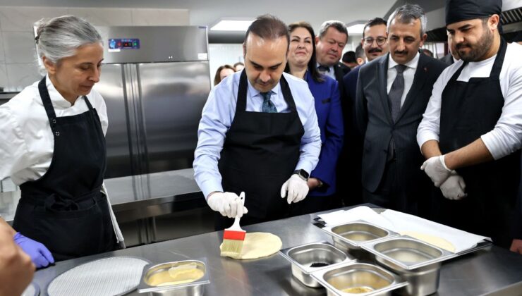 Bakan pide yaptı