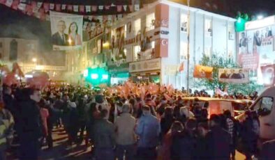 CHP önünde kutlamalar başladı