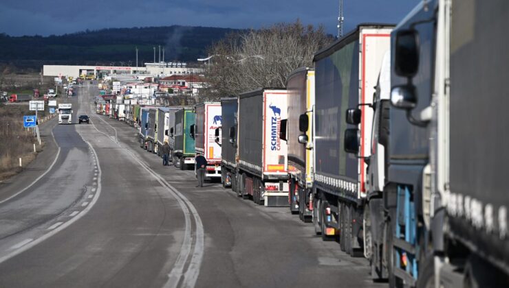 TIR kuyruğu 15 kilometreye ulaştı