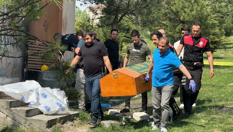 Boşanma aşamasındaki eşini öldürdü
