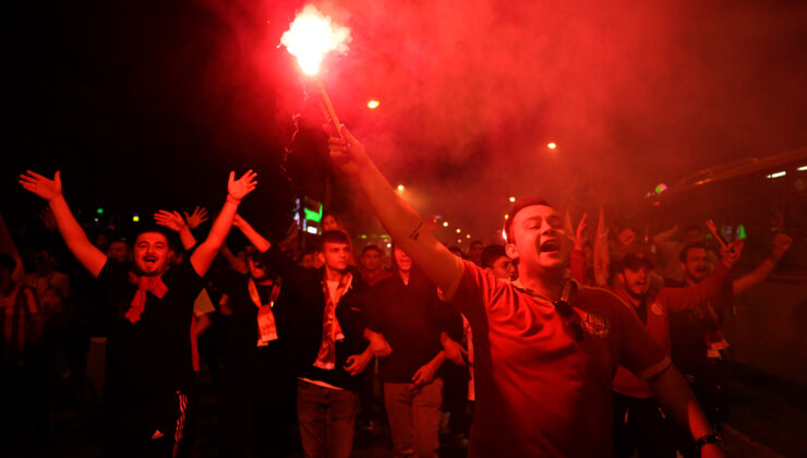 Galatasaraylılar şampiyonluğu kutladı