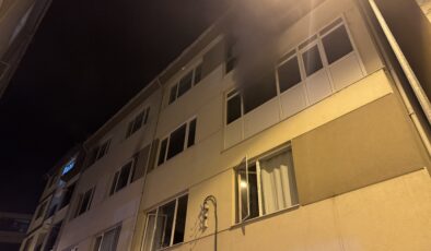 Evini ateşe verdi!