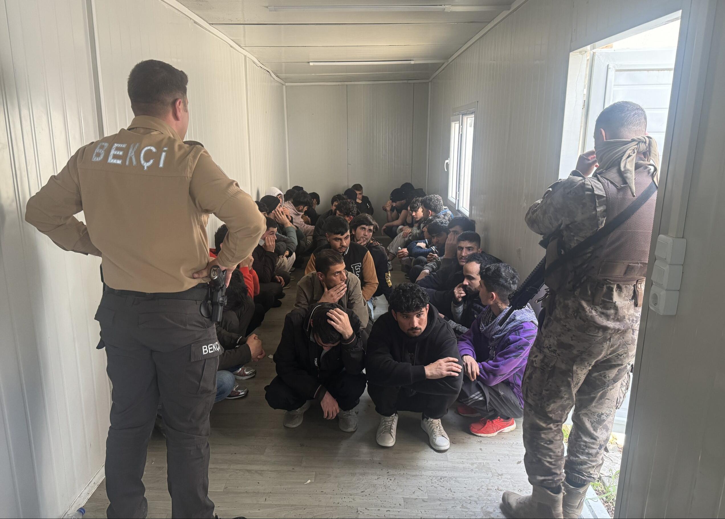 Kamyonet kasasından 36 göçmen çıktı