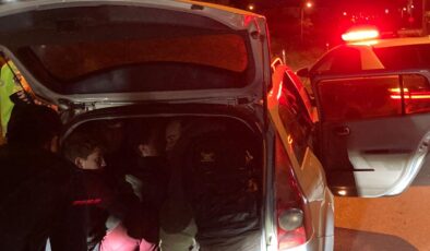 Bulgar plakalı otomobilden 14 göçmen çıktı