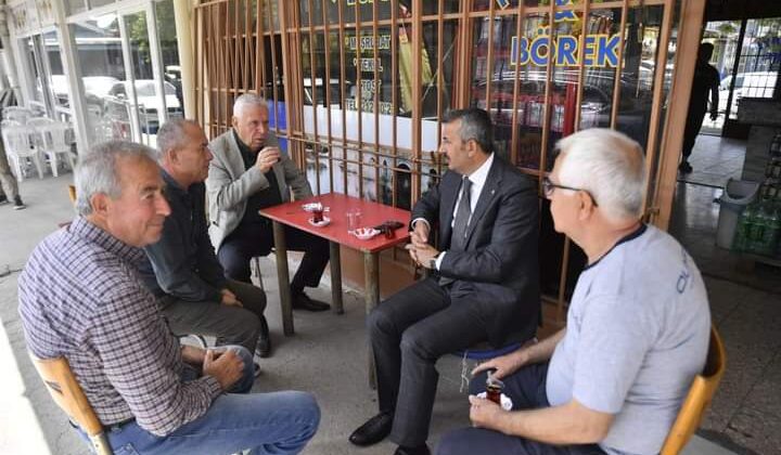 Sabah çayını esnaflarla içti