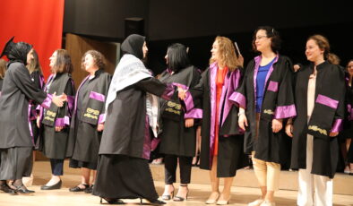 Mezuniyet töreninde kefiye taktılar