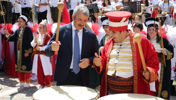 Vali Sezer davul çaldı