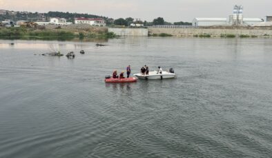 Meriç Nehri’ne giren 2 genç kayboldu