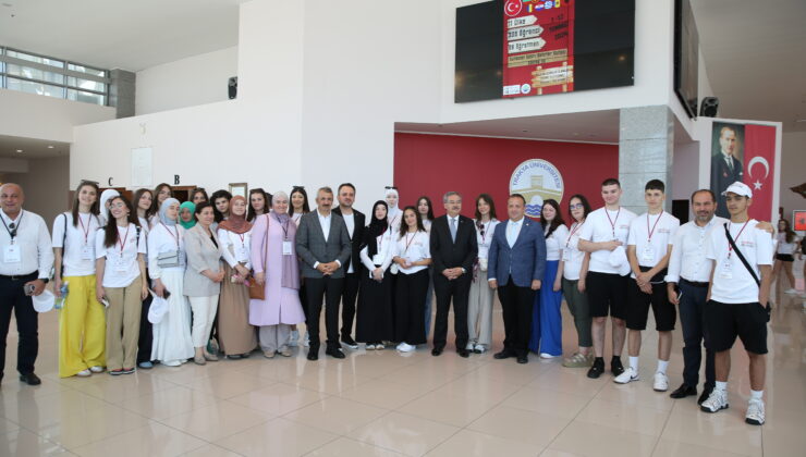 Balkanlı öğrencilerle buluştu