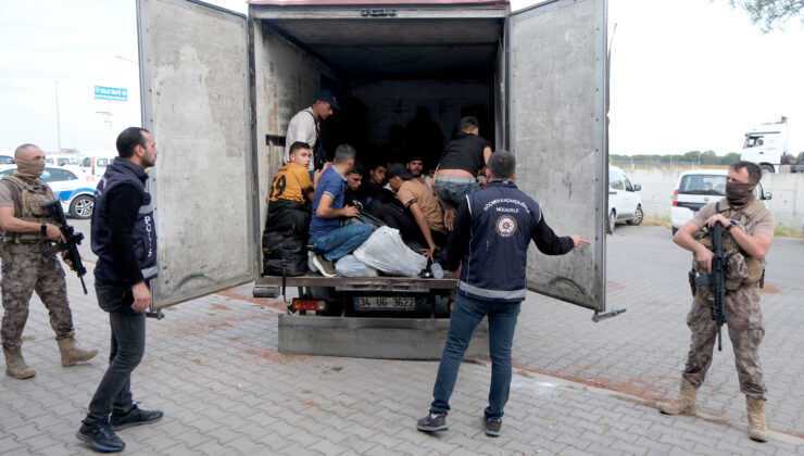 Kamyonet kasasında yakalandılar