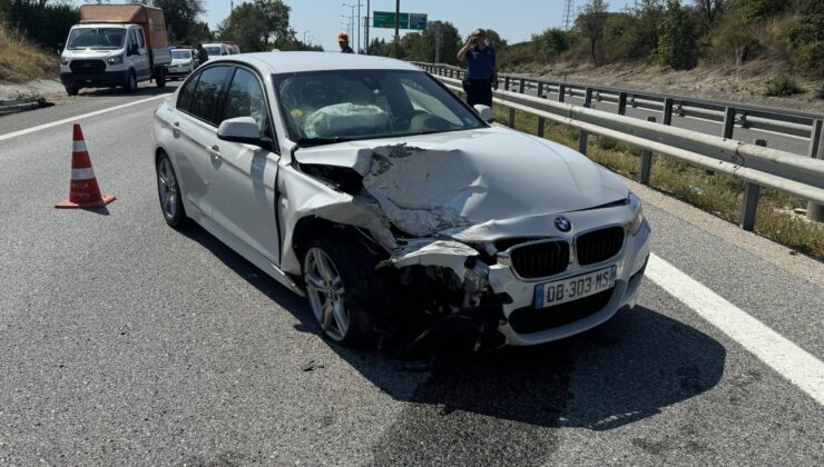 Otomobille hafif ticari aracın çarpıştı
