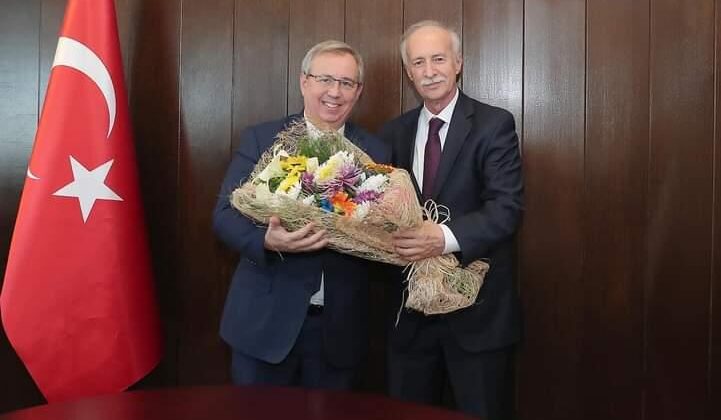 Rektör Hatipler görevi devraldı