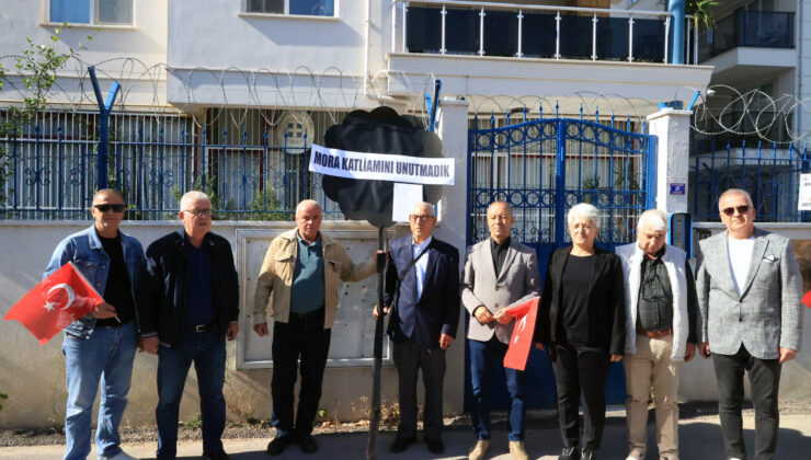 Siyah çelenk bıraktılar