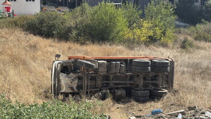 Hafriyat kamyonu devrildi