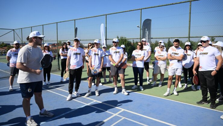 Üniversiteliler pickleball oynadı