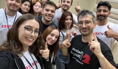 Usta satranç oyuncusu öğrencilerle buluştu