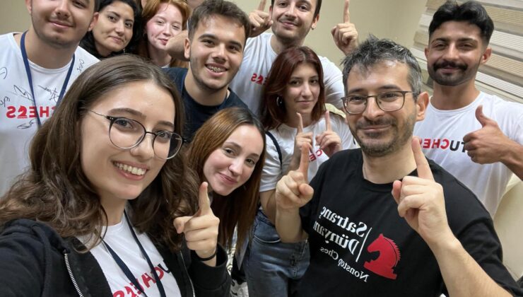 Usta satranç oyuncusu öğrencilerle buluştu