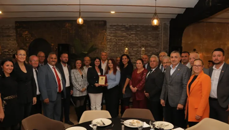 Başkan Akın’a muhtarlardan plaket