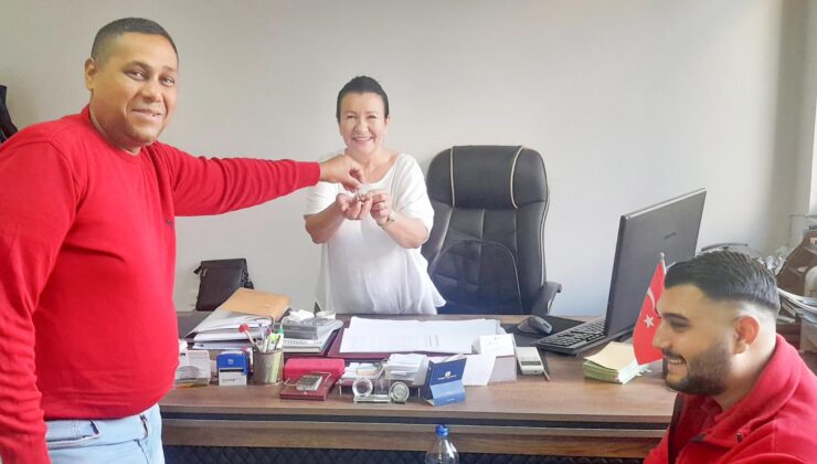 Altınları bulan tuvaletçiye para ödülü