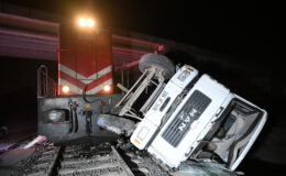 Yolcu treni raylarda bırakılan beton pompası aracına çarptı