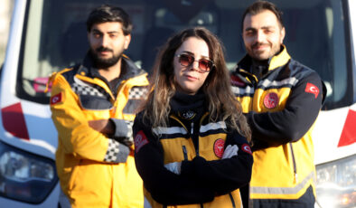 Kadın paramedik ambulans şoförü hayat kurtarmak için saniyelerle yarışıyor
