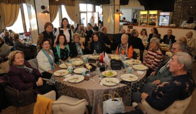 Emekli öğretmenlerle bir araya geldi 