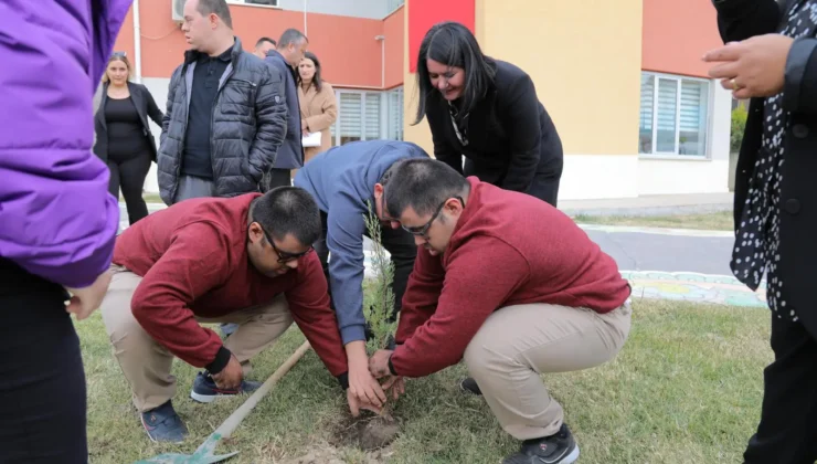 Öğrencilerle birlikte fidan dikti
