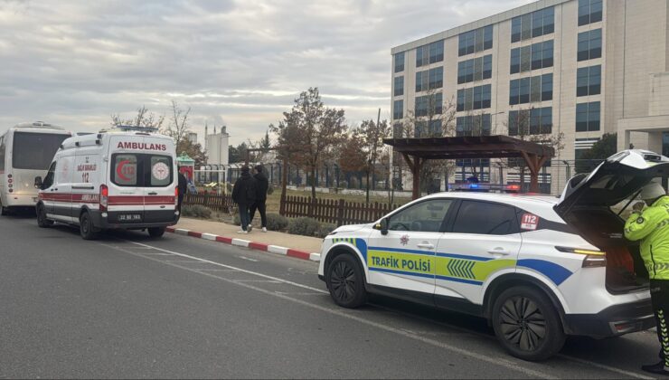 Minibüs ve otomobil çarpıştı