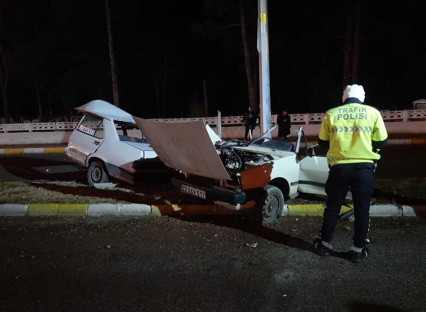 Aydınlatma direğine çarptı, araç ikiye bölündü