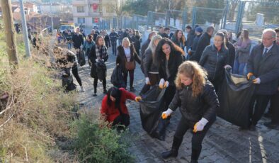 Belediye başkanı çöp topladı