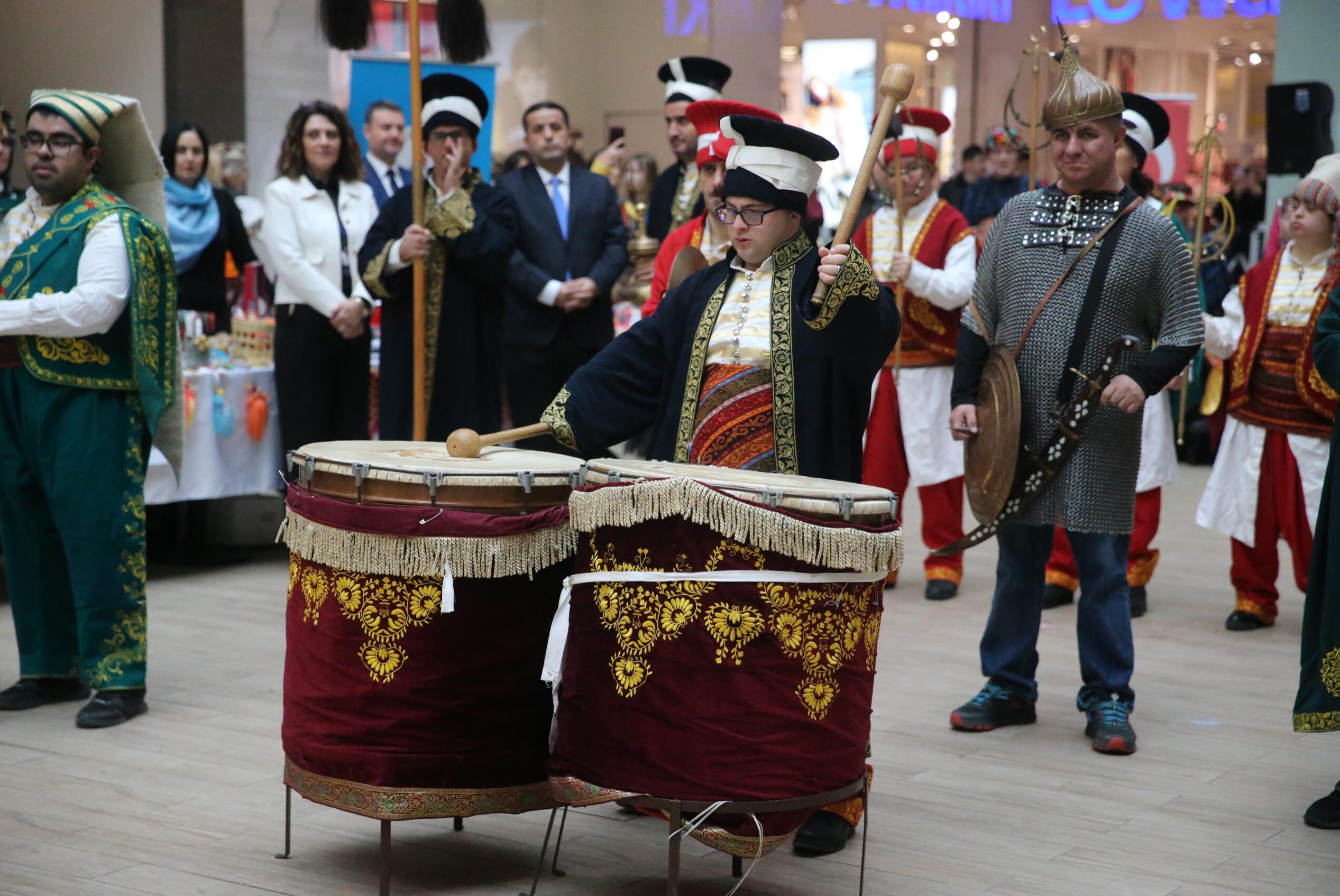 Engelli öğrencilerden dans ve müzik gösterisi