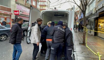 Karısının arkadaşını bıçakla öldürdü, eşini de ağır yaraladı