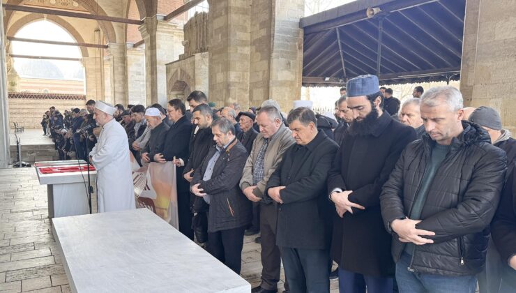 Gıyabi cenaze namazı kılındı