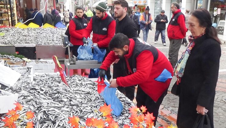 Tonla hamsi satılıyor