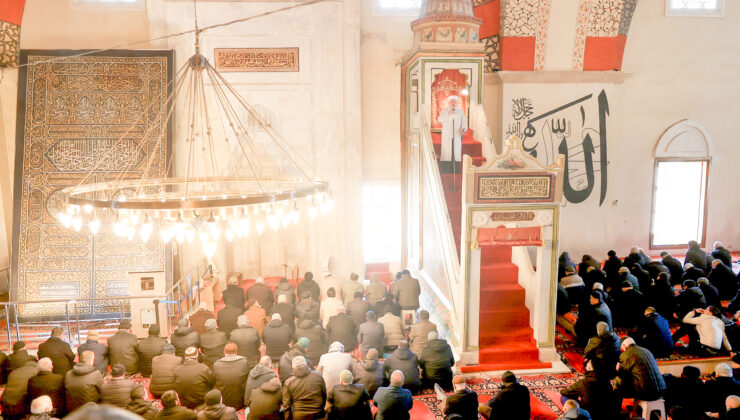 Eski Cami’de “kılıçla hutbe”