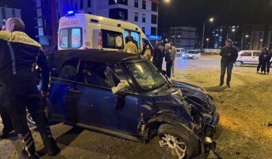 2 otomobil çarpıştı