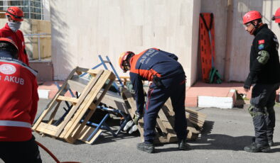 Deprem tatbikatı gerçeğini aratmadı