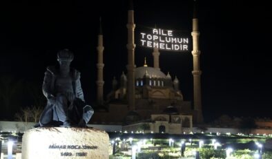 ‘Aile toplumun temelidir’ mahyası asıldı