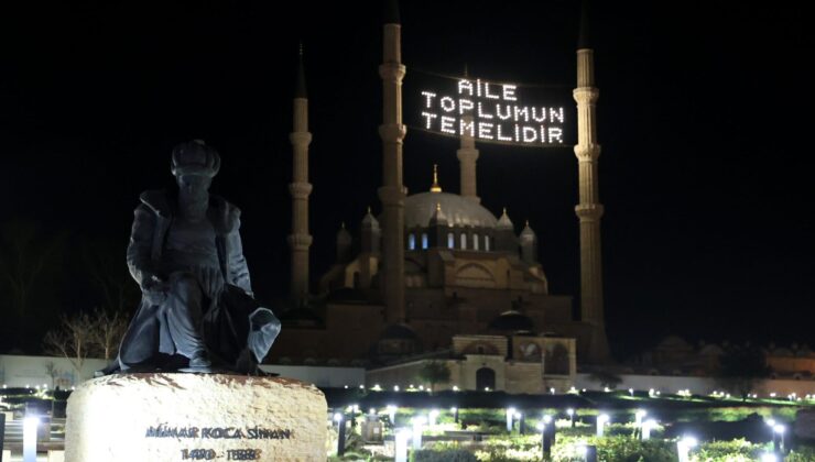 ‘Aile toplumun temelidir’ mahyası asıldı