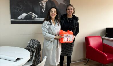 Eczacı Esra Er’den okullara ilk yardım çantası