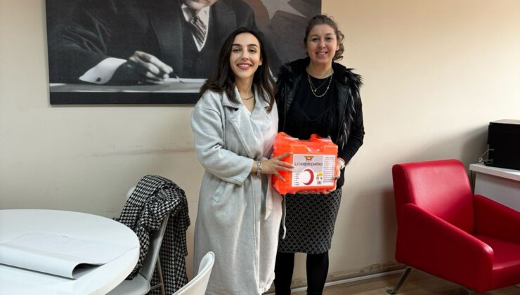Eczacı Esra Er’den okullara ilk yardım çantası